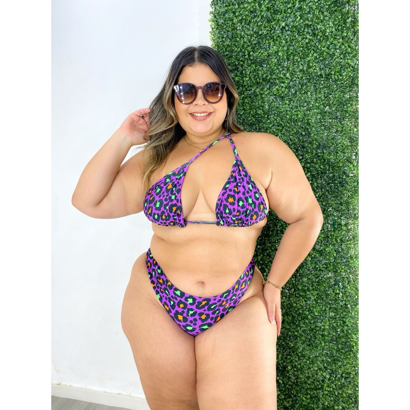 Modelo com biquíni plus size em estampa de oncinha roxa